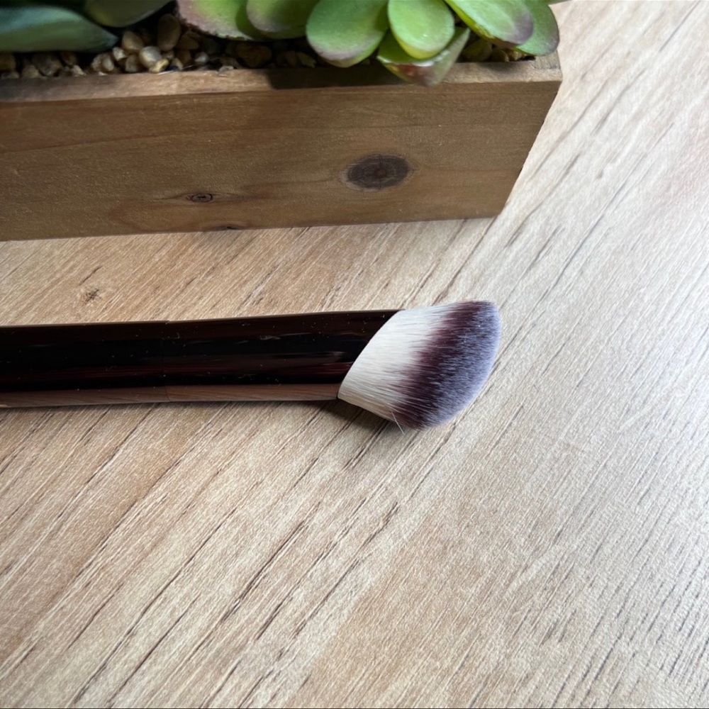 HOURGLASS Ambient Soft Glow Foundation Brush ~NEW~ No Box - Picture 4 of 10